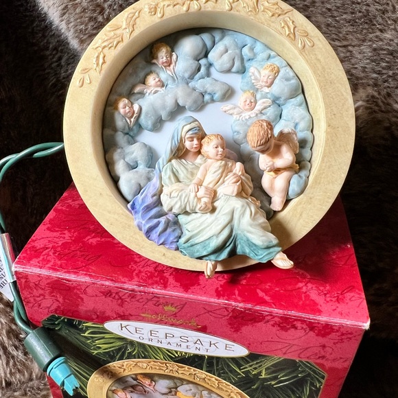 1997 Hallmark Keepsake Madonna and Child Magic Lighted Ornament ORIGINAL BOX - Picture 2 of 7
